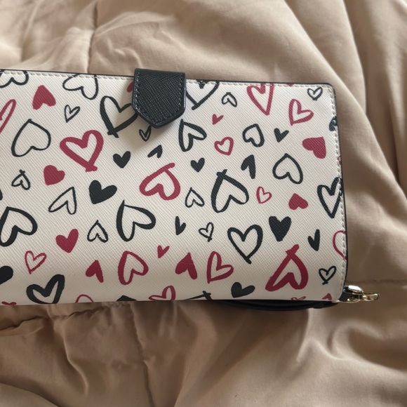 Kate Spade Staci White and Black Heart Print Women's writ wallet - Picture 3 of 4
